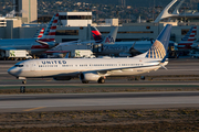 United Airlines Boeing 737-924(ER) (N37462) at  Los Angeles - International, United States