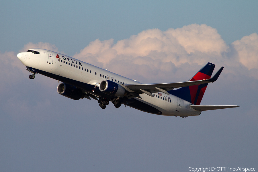 Delta Air Lines Boeing 737-832 (N3747D) | Photo 337361