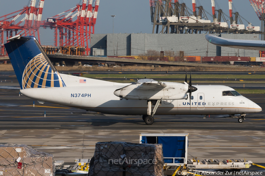 United Express (CommutAir) de Havilland Canada DHC-8-202Q (N374PH) | Photo 158702