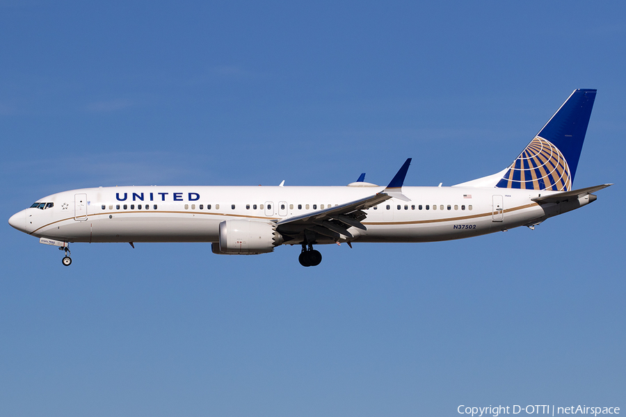 United Airlines Boeing 737-9 MAX (N37502) | Photo 555991