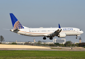 United Airlines Boeing 737-9 MAX (N37516) at  Dallas/Ft. Worth - International, United States