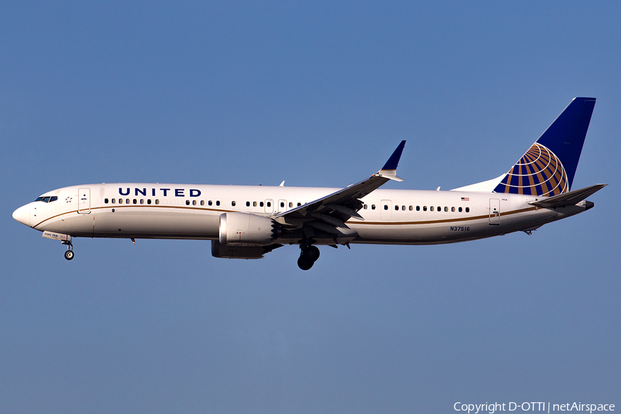 United Airlines Boeing 737-9 MAX (N37516) | Photo 564565