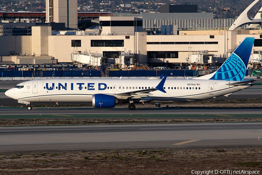 United Airlines Boeing 737-9 MAX (N37521) | Photo 540248