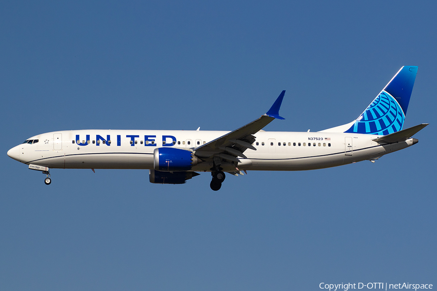 United Airlines Boeing 737-9 MAX (N37523) | Photo 564330