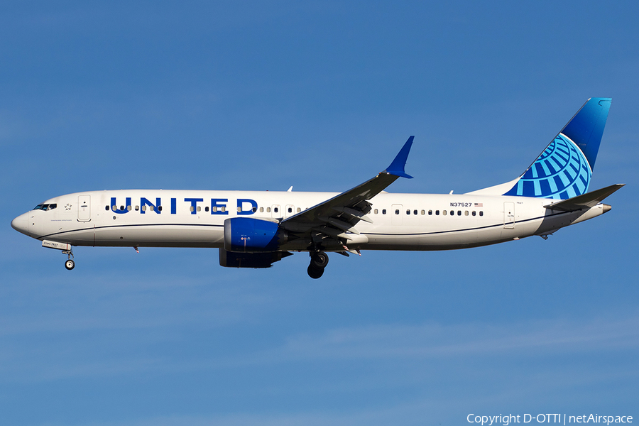 United Airlines Boeing 737-9 MAX (N37527) | Photo 566036