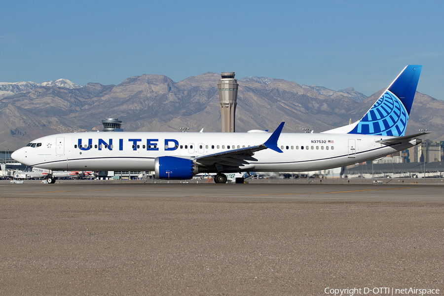 United Airlines Boeing 737-9 MAX (N37532) | Photo 555291