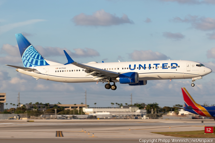 United Airlines Boeing 737-9 MAX (N37542) | Photo 560783