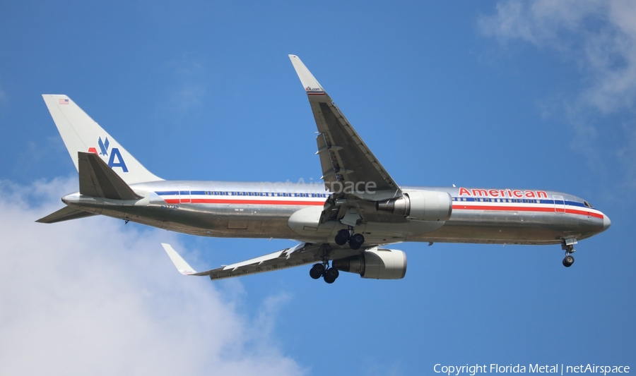 American Airlines Boeing 767-323(ER) (N377AN) | Photo 611505