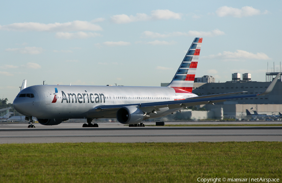 American Airlines Boeing 767-323(ER) (N380AN) | Photo 32956