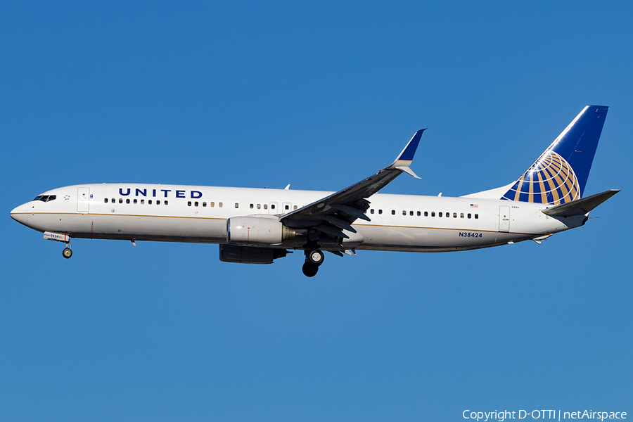 United Airlines Boeing 737-924(ER) (N38424) | Photo 180983