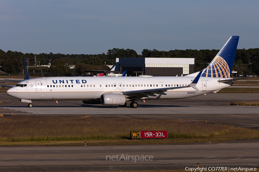 United Airlines Boeing 737-924(ER) (N38451) | Photo 395578