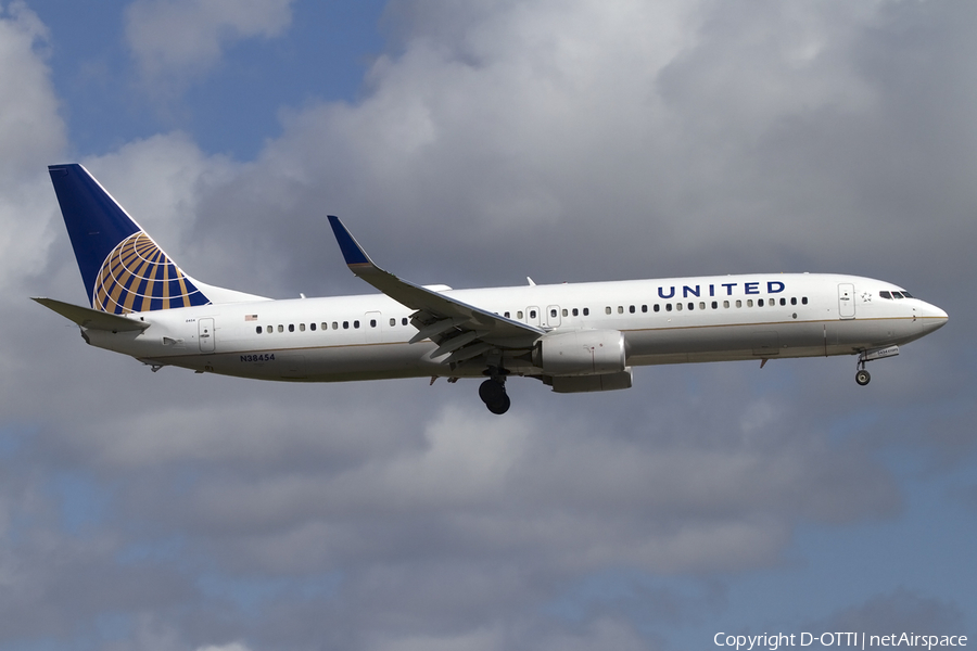 United Airlines Boeing 737-924(ER) (N38454) | Photo 432147