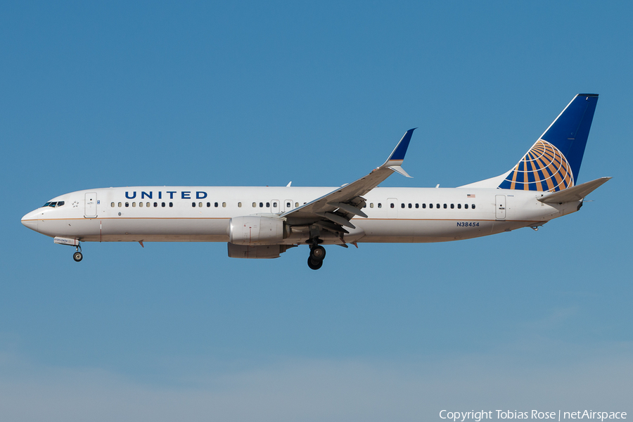 United Airlines Boeing 737-924(ER) (N38454) | Photo 297277
