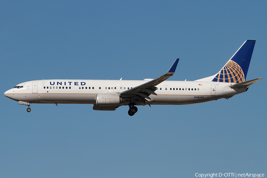 United Airlines Boeing 737-924(ER) (N38454) | Photo 471186