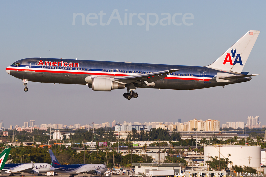 American Airlines Boeing 767-323(ER) (N384AA) | Photo 37970