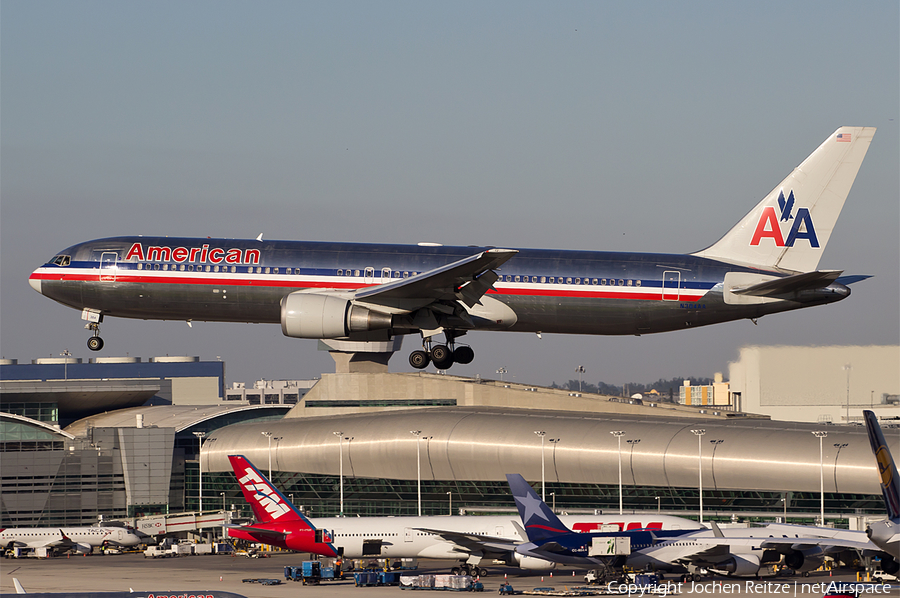 American Airlines Boeing 767-323(ER) (N384AA) | Photo 39833