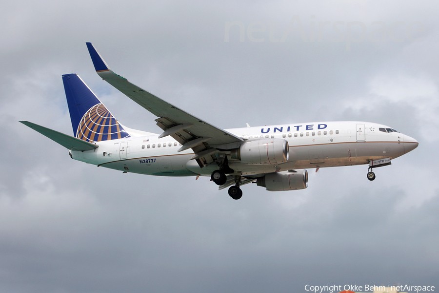 United Airlines Boeing 737-724 (N38727) | Photo 70595