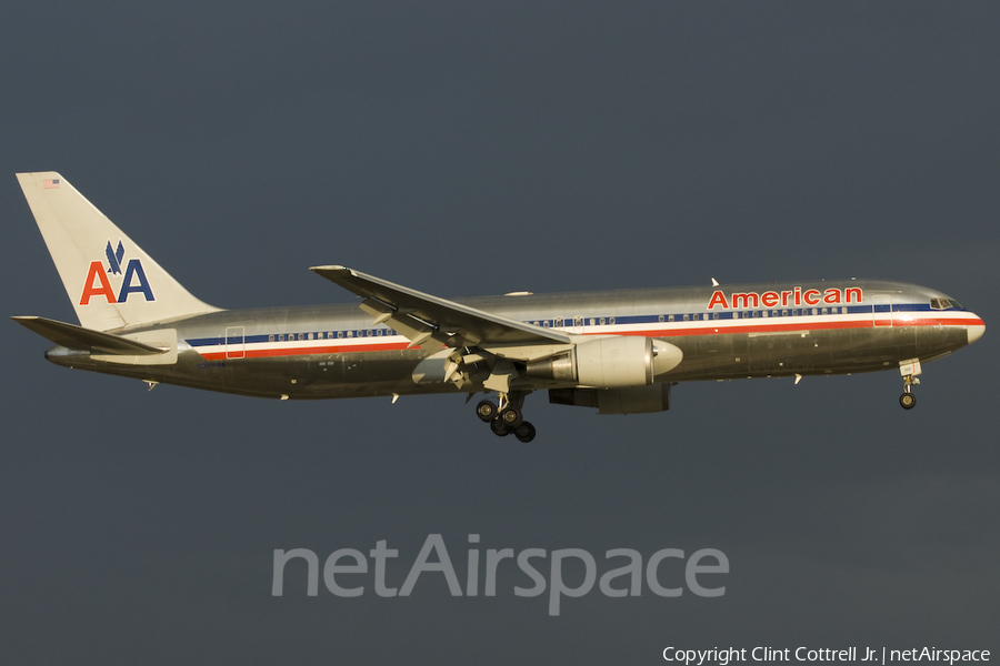 American Airlines Boeing 767-323(ER) (N389AA) | Photo 40627