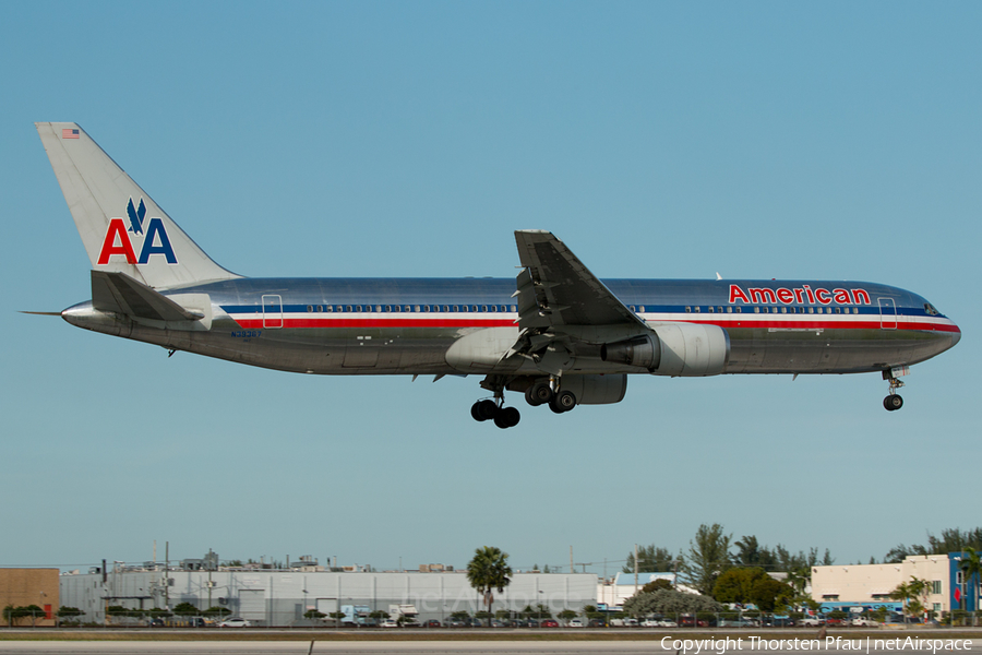 American Airlines Boeing 767-323(ER) (N39367) | Photo 136668