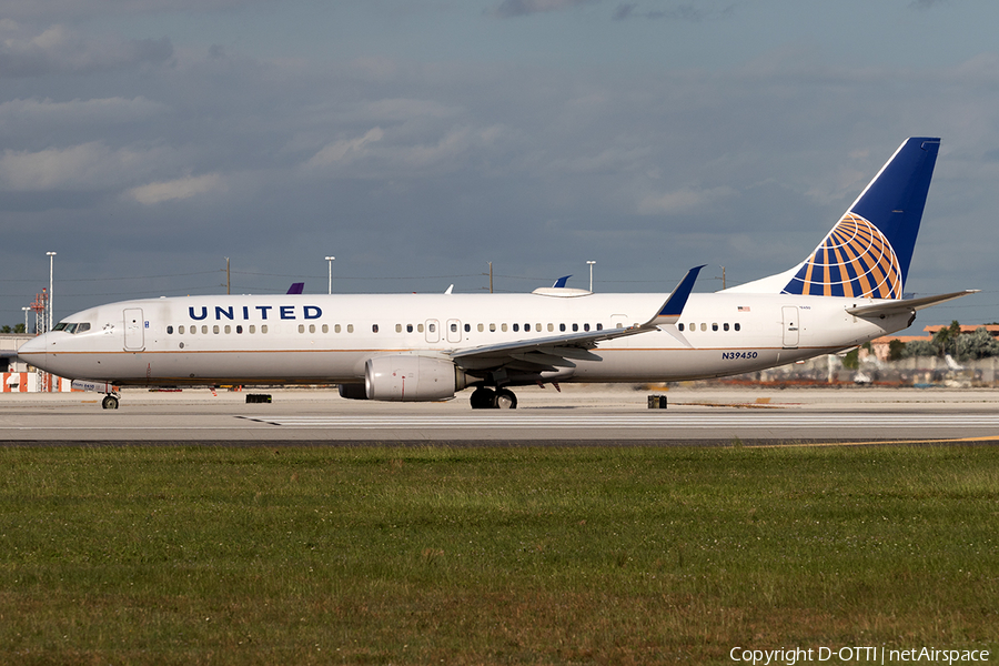 United Airlines Boeing 737-924(ER) (N39450) | Photo 134463