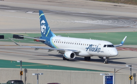 Alaska Airlines (Skywest) Embraer ERJ-175LR (ERJ-170-200LR) (N404SY) at  Los Angeles - International, United States