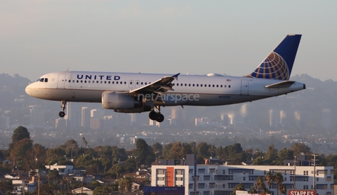 United Airlines Airbus A320-232 (N422UA) at  Los Angeles - International, United States