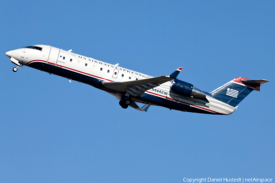United Express (Air Wisconsin) Bombardier CRJ-200LR (N444ZW) | Photo 666638