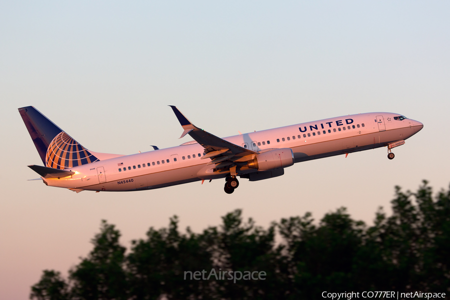 United Airlines Boeing 737-924(ER) (N45440) | Photo 153311