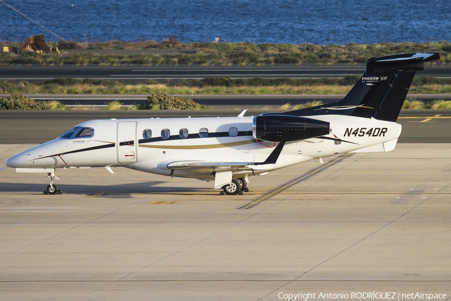 (Private) Embraer EMB-505 Phenom 300 (N454DR) | Photo 133342
