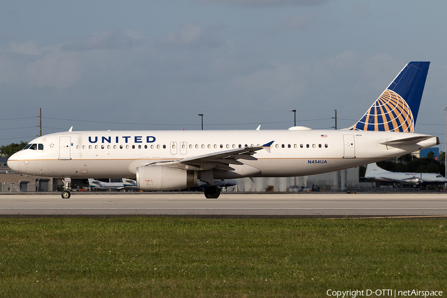 United Airlines Airbus A320-232 (N454UA) | Photo 138772