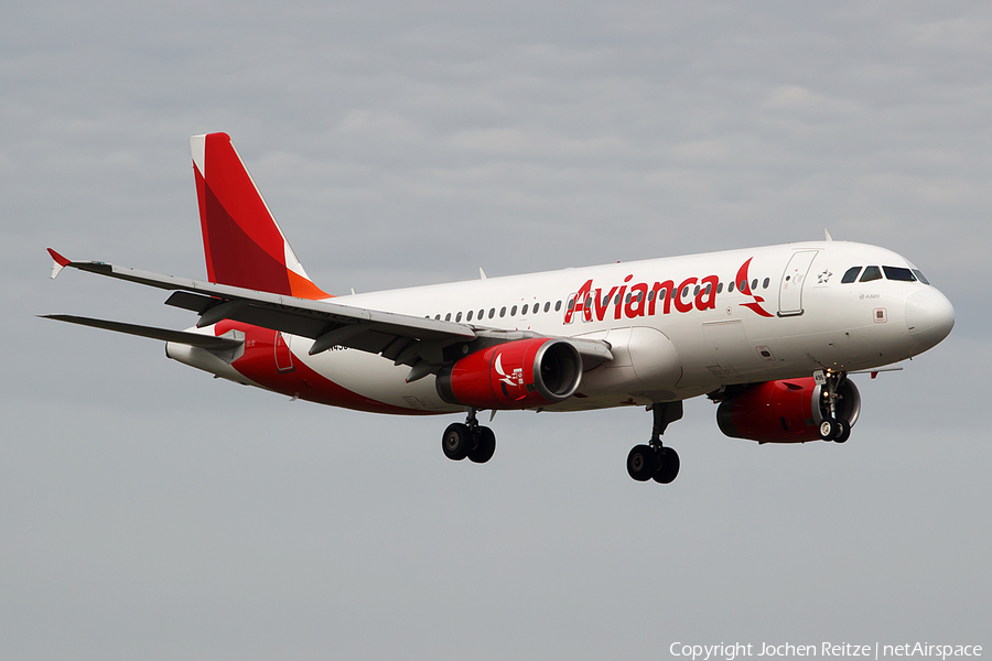 Avianca Central America Airbus A320-233 (N496TA) | Photo 100019