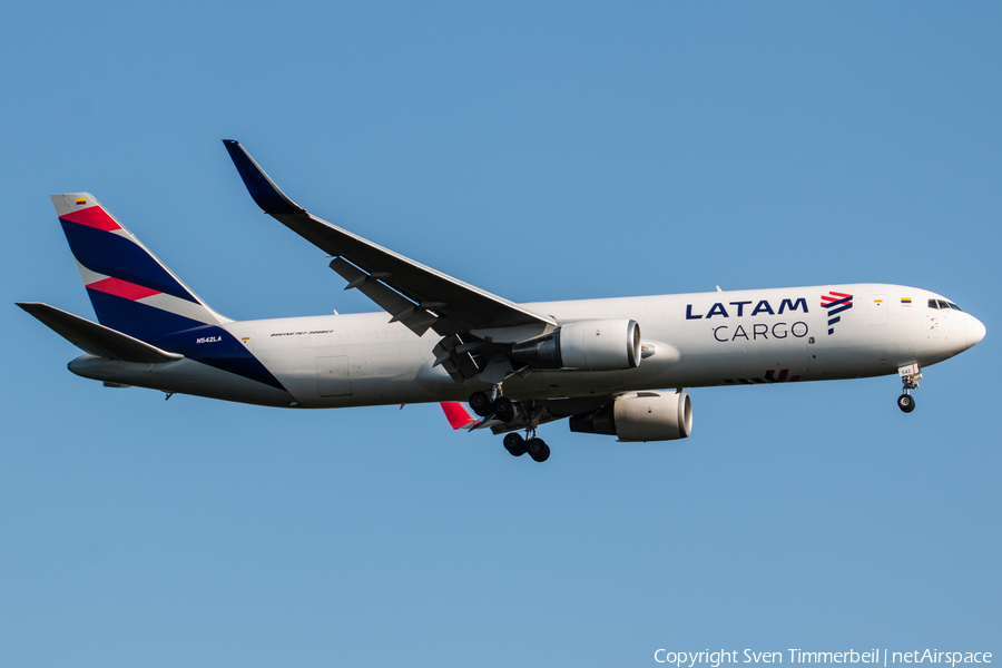 LATAM Cargo Colombia Boeing 767-316(ER)(BCF) (N542LA) | Photo 467639