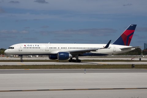 Delta Air Lines Boeing 757-251 (N551NW) at  Ft. Lauderdale - International, United States