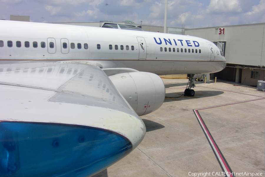United Airlines Boeing 757-222 (N553UA) | Photo 26135