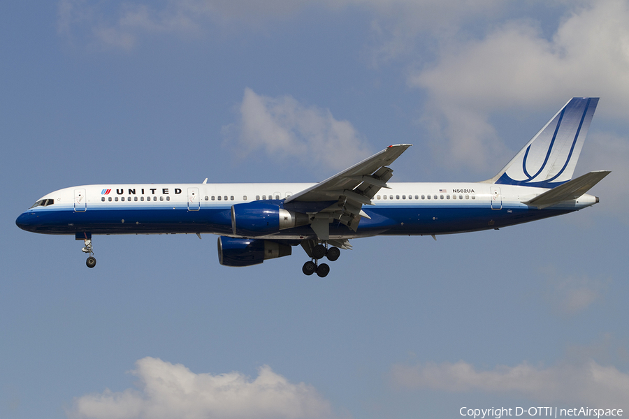 United Airlines Boeing 757-222 (N562UA) | Photo 337972