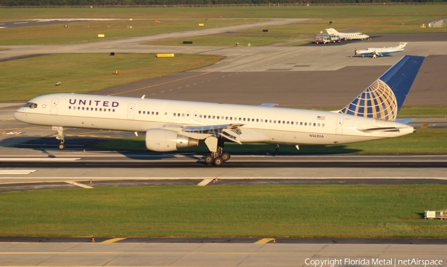 United Airlines Boeing 757-222 (N562UA) | Photo 299858