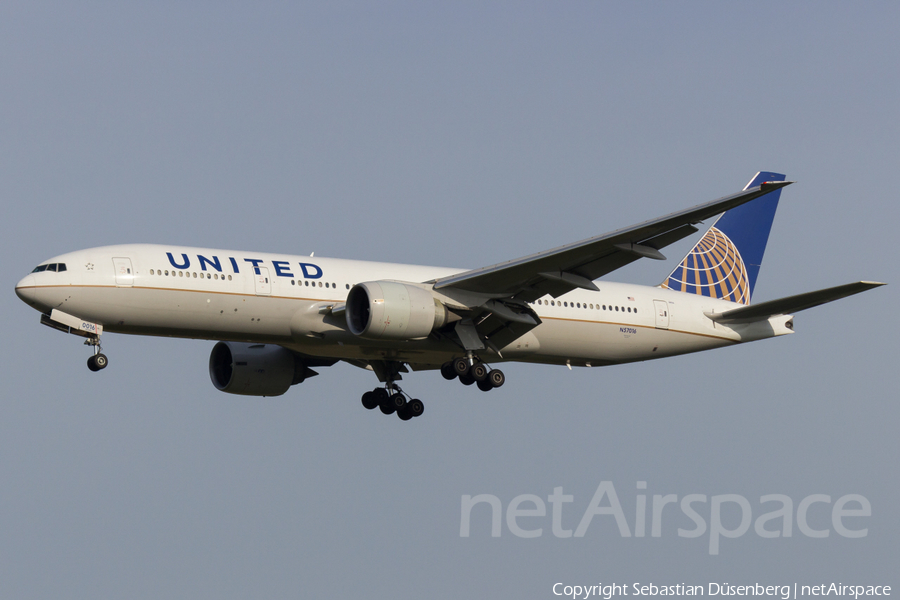 United Airlines Boeing 777-224(ER) (N57016) | Photo 117002