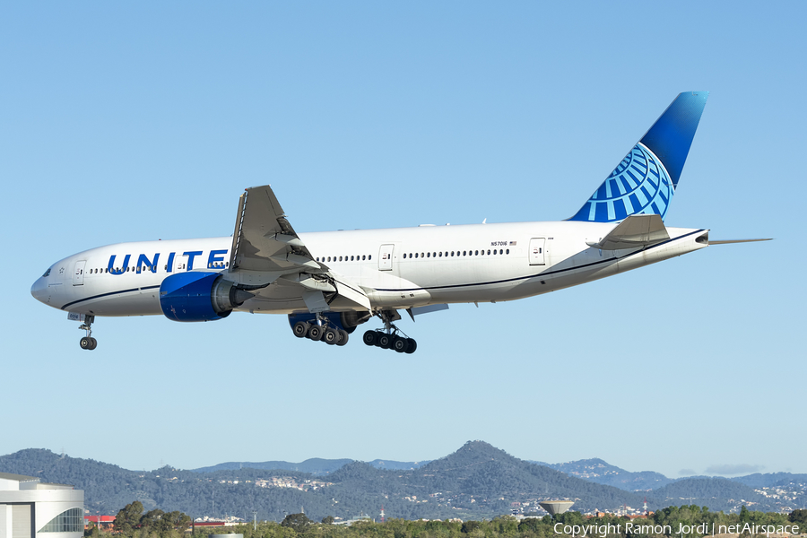 United Airlines Boeing 777-224(ER) (N57016) | Photo 680582
