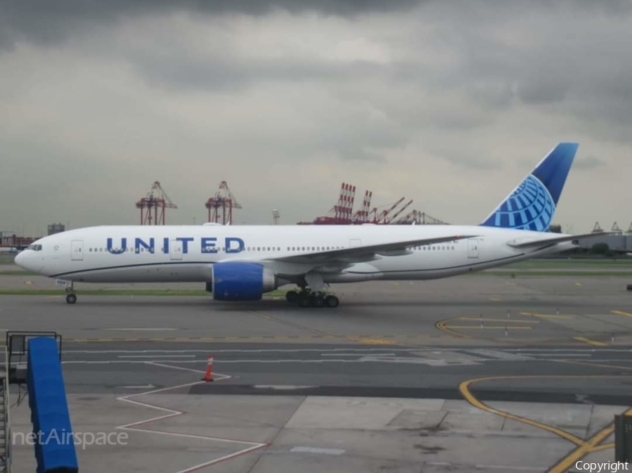 United Airlines Boeing 777-224(ER) (N57016) | Photo 634286