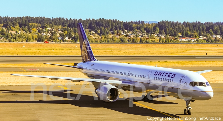 United Airlines Boeing 757-222 (N572UA) | Photo 366418