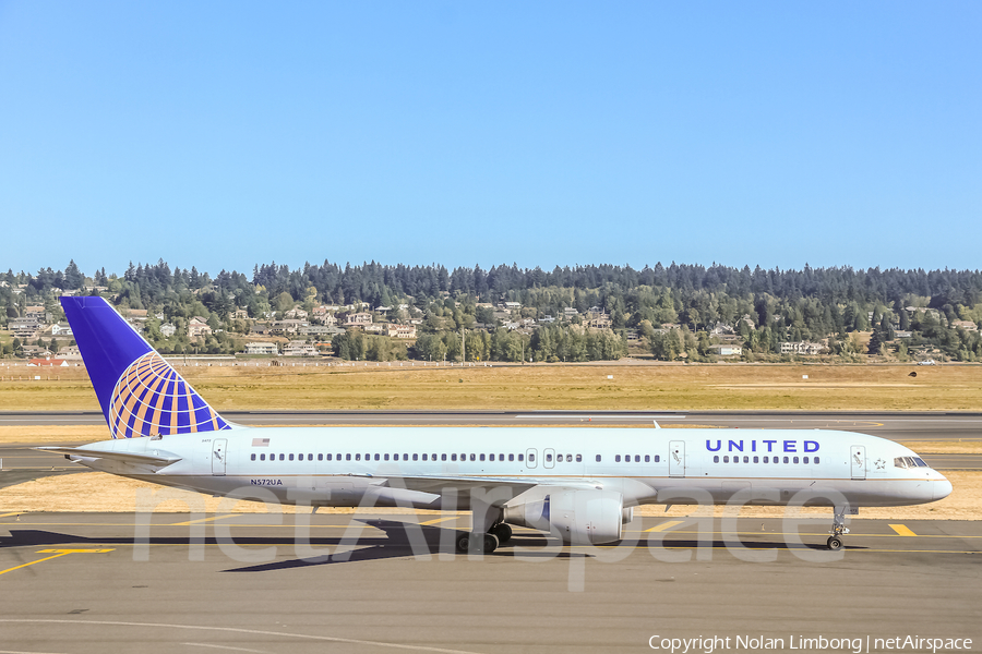 United Airlines Boeing 757-222 (N572UA) | Photo 468928