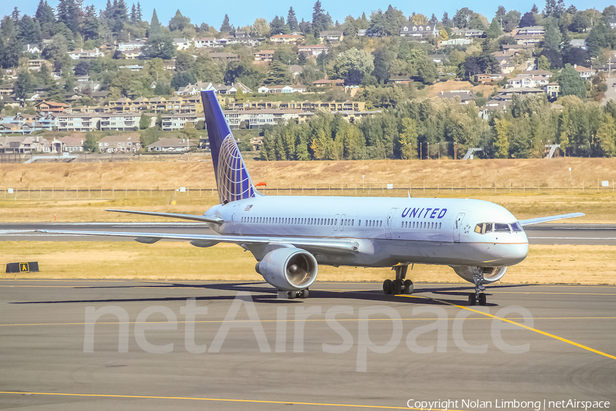 United Airlines Boeing 757-222 (N572UA) | Photo 468933