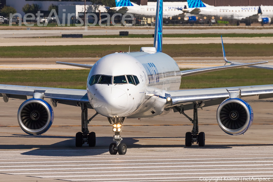 United Airlines Boeing 757-33N (N57863) | Photo 677092