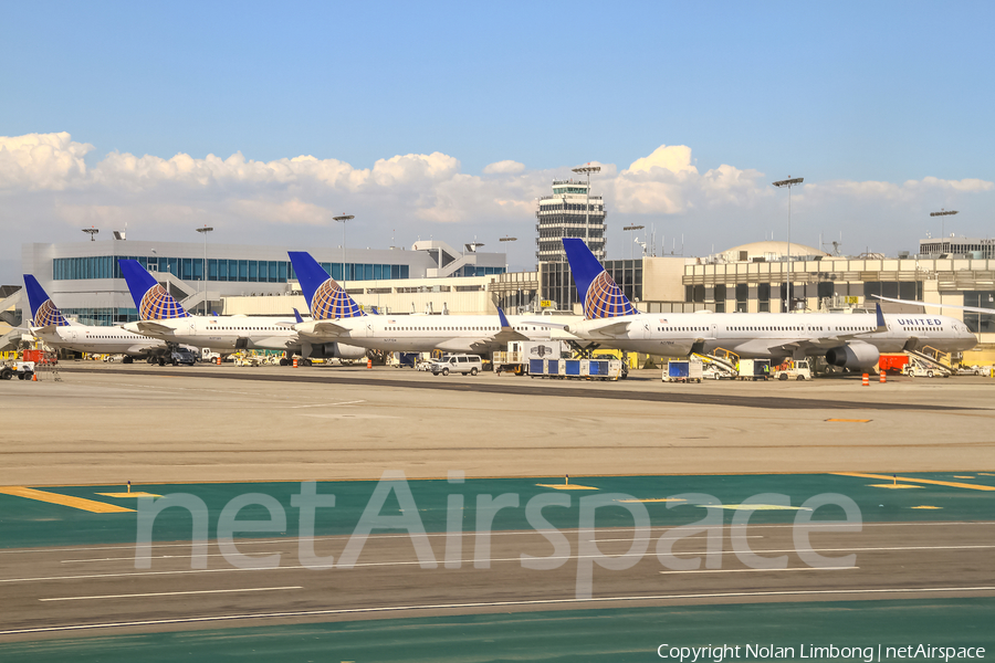 United Airlines Boeing 757-33N (N57864) | Photo 426851