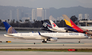 United Airlines Boeing 757-33N (N57870) at  Los Angeles - International, United States