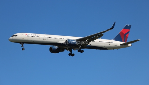 Delta Air Lines Boeing 757-351 (N581NW) at  Orlando - International (McCoy), United States
