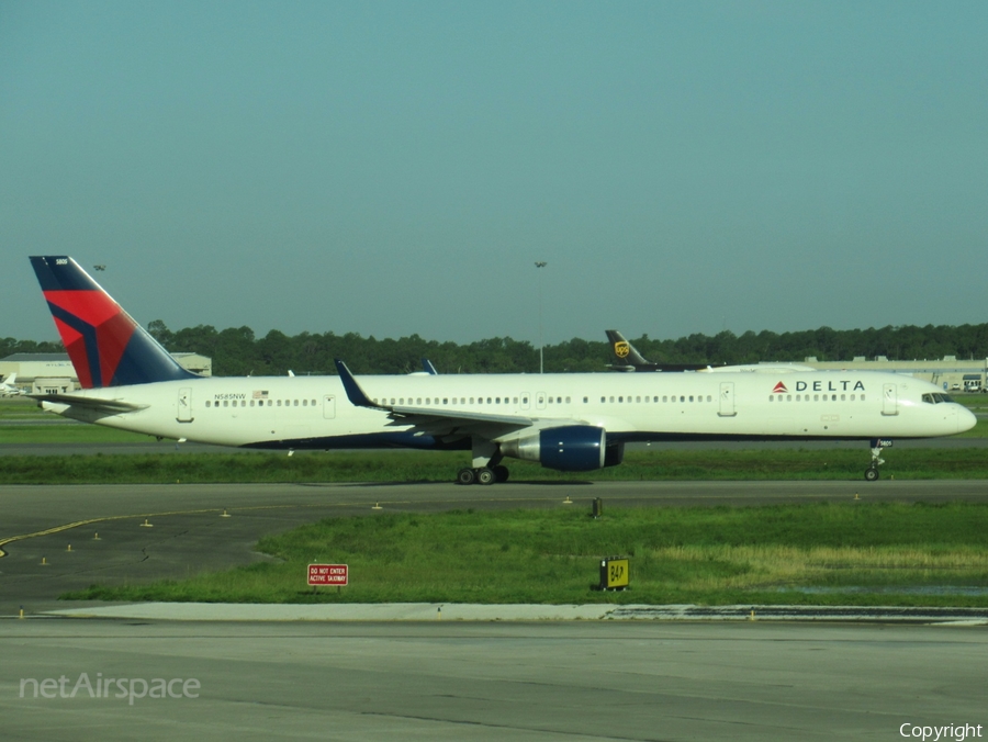 Delta Air Lines Boeing 757-351 (N585NW) | Photo 518786