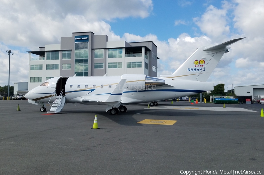 (Private) Bombardier CL-600-2B16 Challenger 604 (N585PJ) | Photo 591022