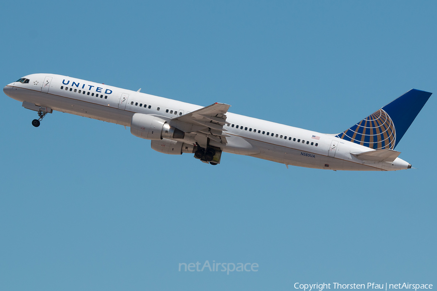 United Airlines Boeing 757-222 (N585UA) | Photo 90601