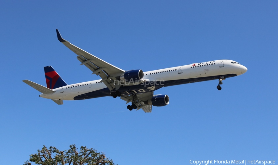 Delta Air Lines Boeing 757-351 (N586NW) | Photo 304734